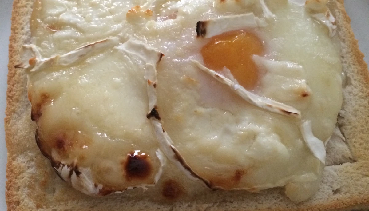 Oeufs toastés au chèvre et au miel