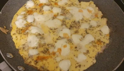 Omelette aux fines herbes et à la mozzarella
