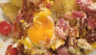 Omelette composée lardons, tomates, pomme de terre