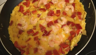 Omelette poivron rouge et crevettes roses
