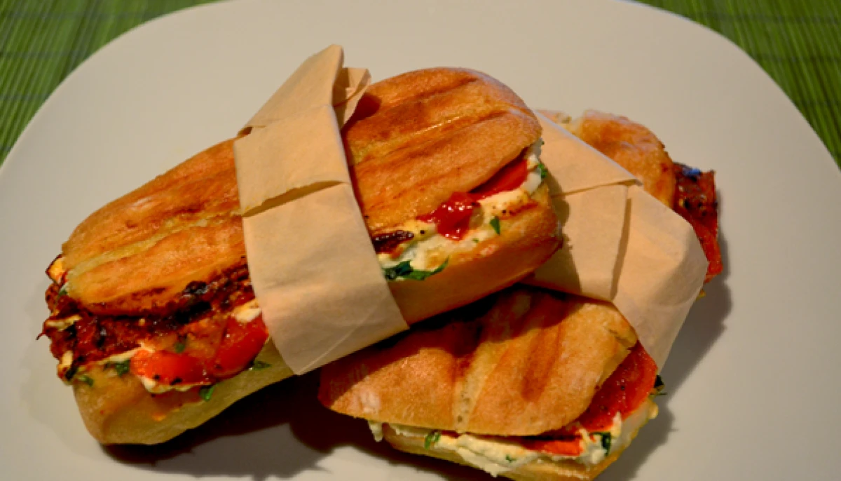 Panini pesto, jambon, tomates séchées & 2 fromages