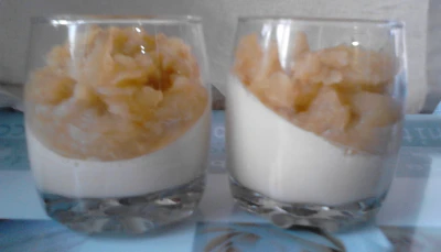 Panna cotta au thé vert et compoté poires-pommes