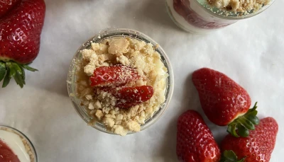 Parfait aux fraises et son crumble sans beurre