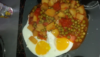 Patates et petits pois à la tomate