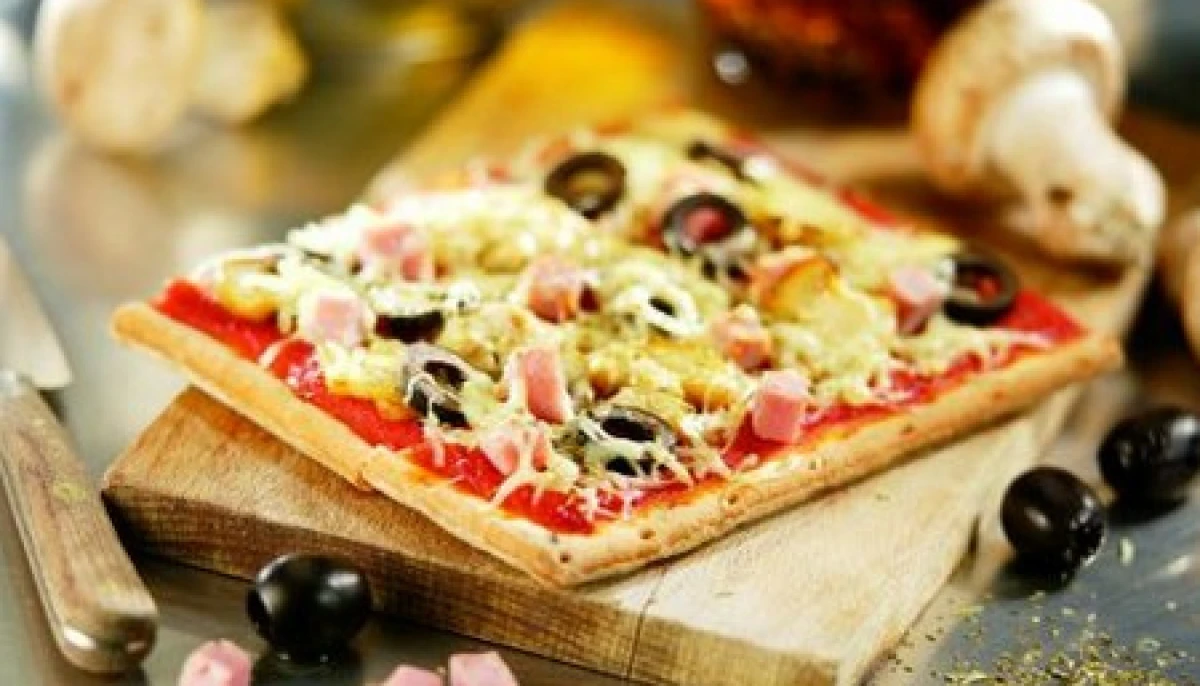 Pâte à pizza et sa possible garniture