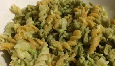 Pâtes à l'avocat et aux pignons de pin