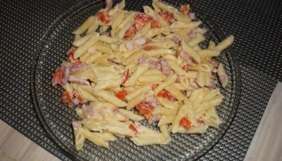 Pâtes à la crème, lardons, poivrons