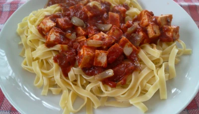 Pâtes à la sauce tomate et au tofu