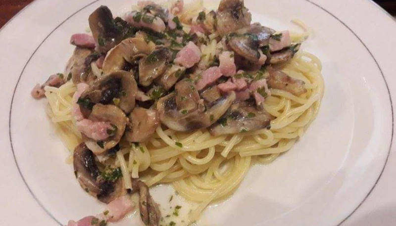 Pâtes aux champignons et lardons.