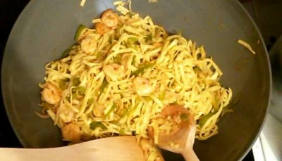 Pâtes aux crevettes et aux poivrons