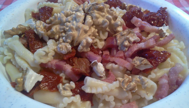 Pâtes aux tomates séchées, lardons et noix