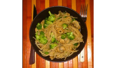 Pâtes complètes, brocolis et champignons.