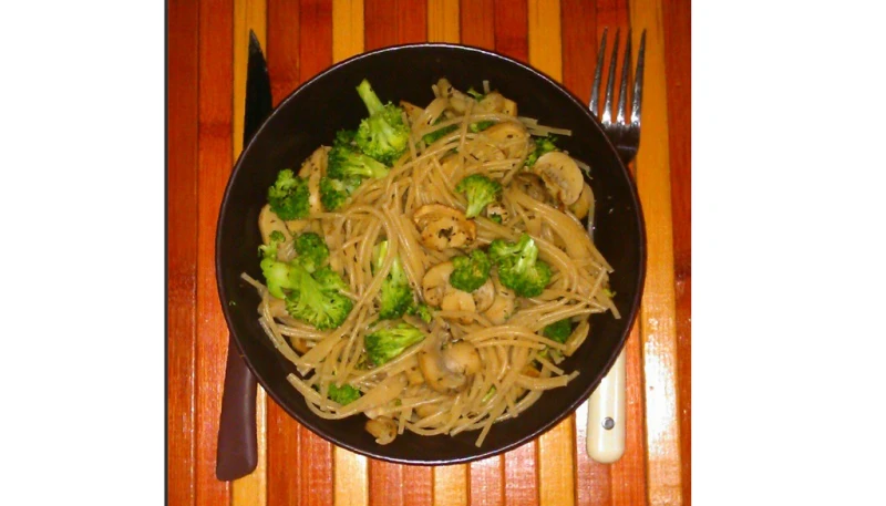 Pâtes complètes, brocolis et champignons.