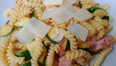 Pâtes courgettes lard et parmesan