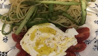 Pâtes de printemps asperges-burrata