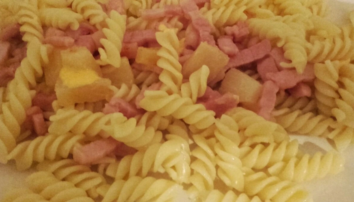 Pâtes, lardons et ananas