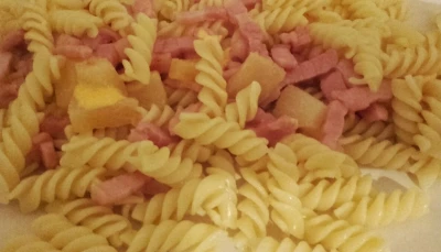 Pâtes, lardons et ananas