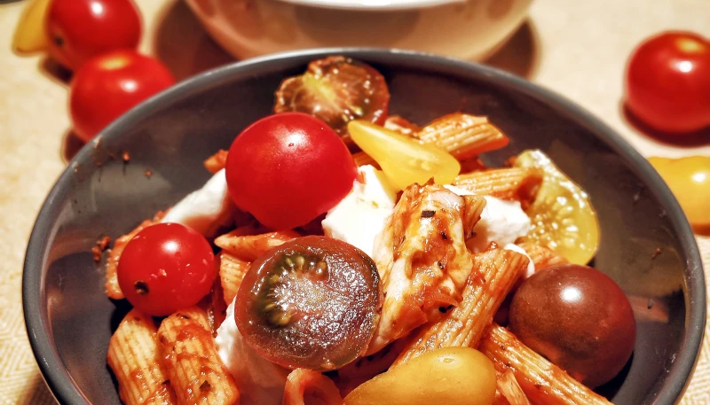 Pâtes sauce tomate, mozzarella et basilic