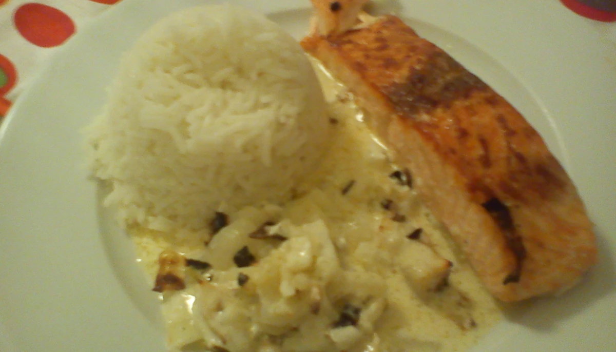 Pavé de Saumon à la crème de curry et oignon