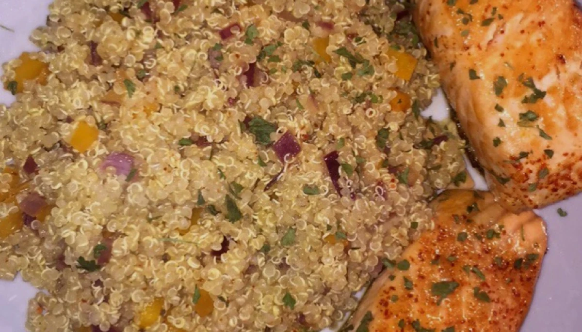 Pavé de saumon grillé et quinoa poivron oignon