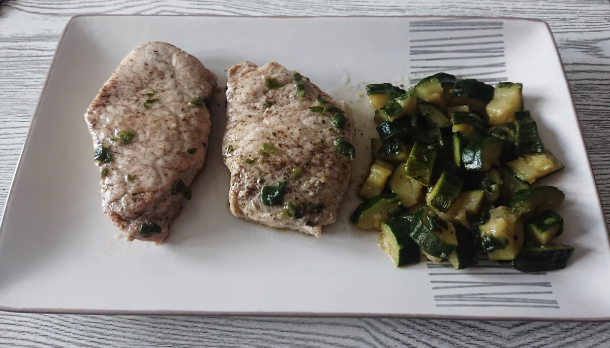 Pavés de porc et poêlée de courgettes
