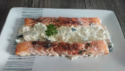 Pavés de saumon sur un lit de courgettes/crevettes