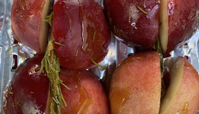 Pêches rôties au romarin