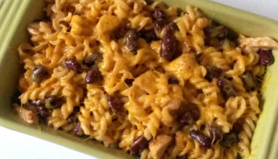 Penne au poulet, cheddar et haricots rouge