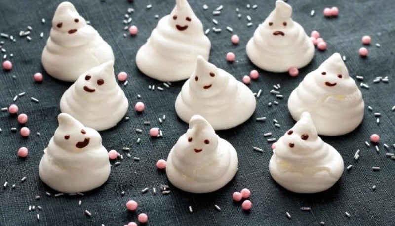 petites meringues en forme de fantome