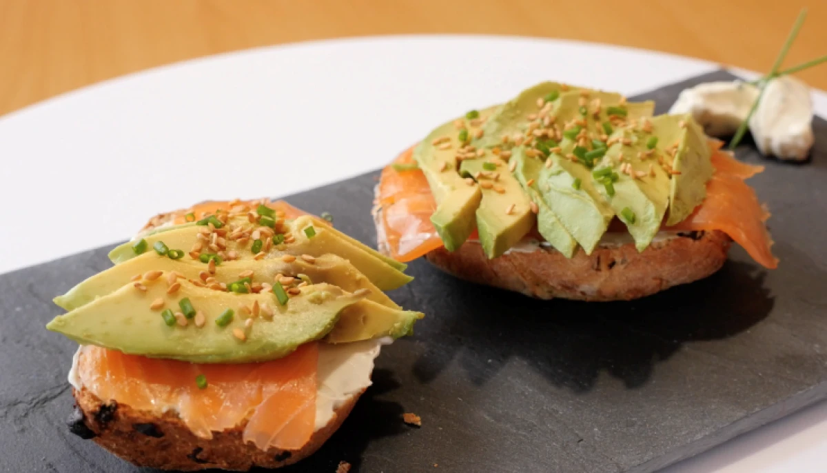 Petits pains saumon avocat cream cheese