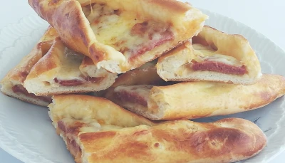 Pide au sucuk et mozzarella