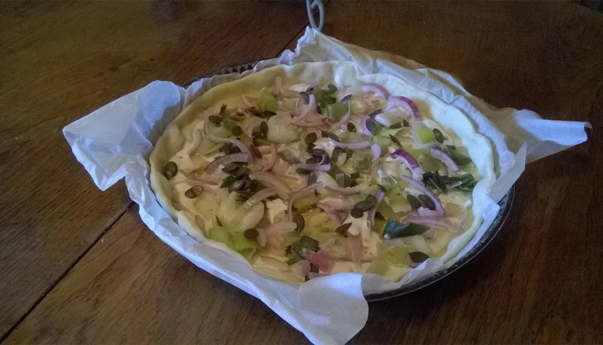 Pizza aux poireaux et oignons rouges (Vegan)