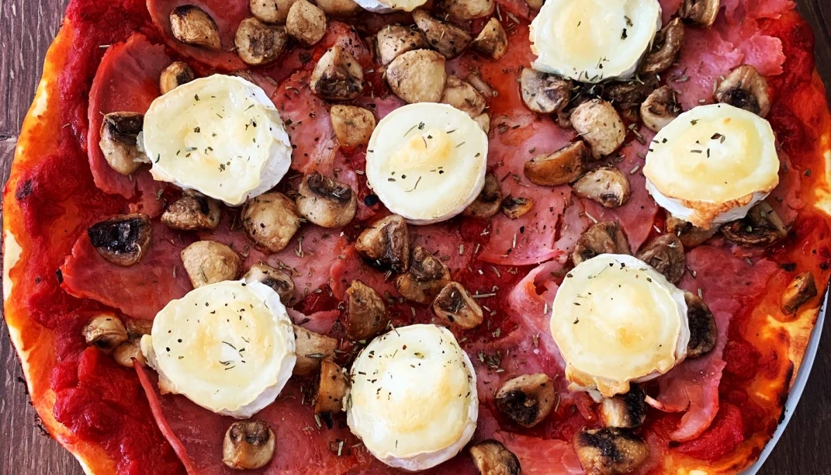 Pizza chèvre, jambon et champignons