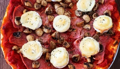 Pizza chèvre, jambon et champignons