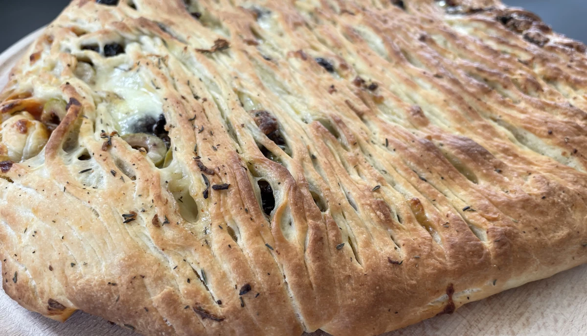 Pizza fermée aux olives et fromage