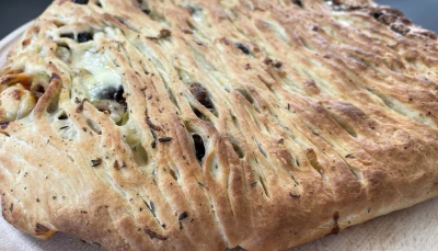 Pizza fermée aux olives et fromage