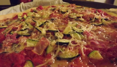 Pizza jambon, courgette et roquefort