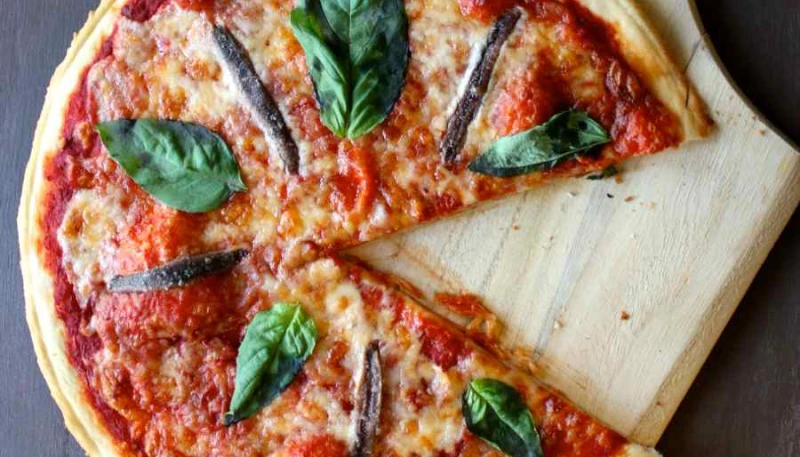 Pizza Napolitaine avec les produits du placard