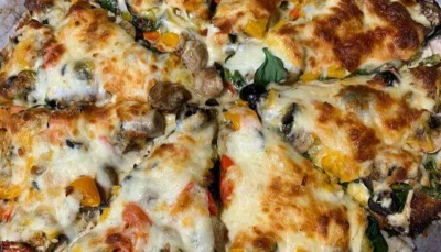 Pizza poivrons, olives, champignons et fromage