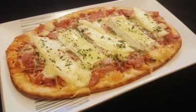 Pizza revisitée aux 2 fromages et pancetta