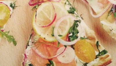 Pizza saumon fumé et roquette.