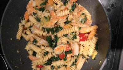 Poêlée crevettes, fusili et épinards