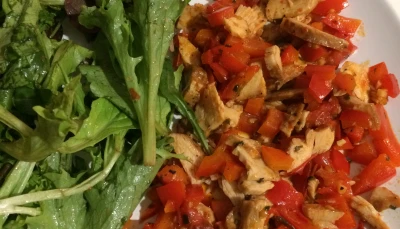 Poêlée d'émincés de poulet - poivrons - tomates.