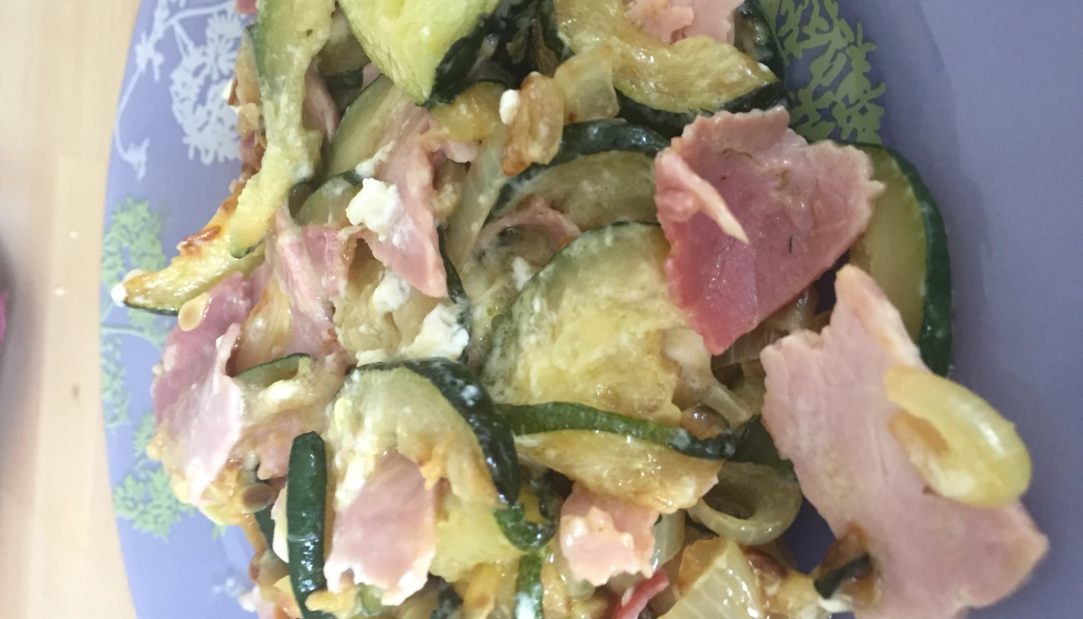 Poêlée de courgettes, oignons, jambon et feta