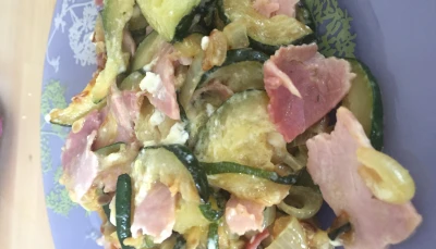 Poêlée de courgettes, oignons, jambon et feta