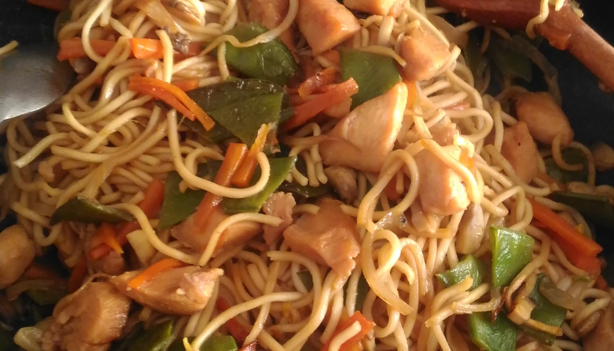 Poêlée de nouilles aux légumes et poulet