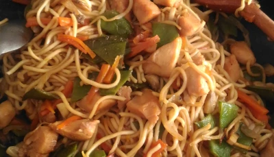 Poêlée de nouilles aux légumes et poulet