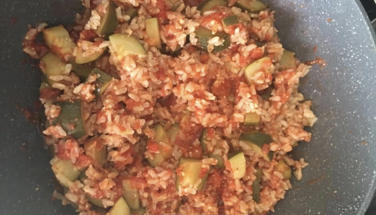 Poêlée de riz complet à la tomate et courgettes
