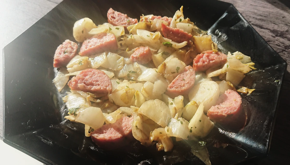 Poêlée d'endives à la saucisse de Morteau