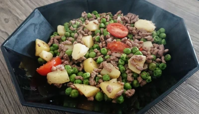 Poêlée pois/viande hachée/pommes de terre/tomates